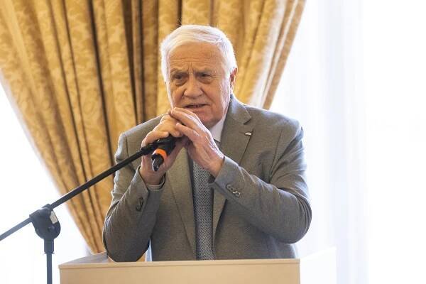 Musíme využít chaosu, vyzýval Klaus konzervativce. Do Prahy je sezval Turek