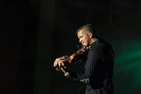 TOMÁŠ KOLLÁR- I. HUSLE A SPEV- VEDÚCI ČLEN KAPELY