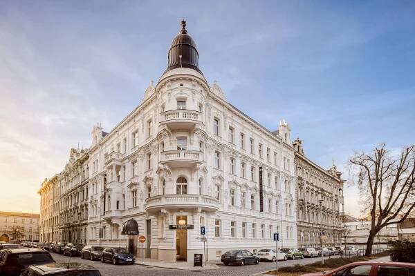 Nejlepší stavby: Byty v areálu bývalé továrny na letecké motory či kostel