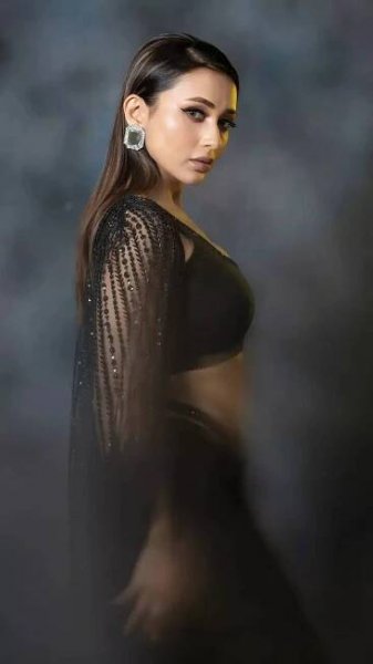 Mimi Chakraborty’s all-black Indo-Western look is the epitome of glamour