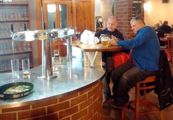 Nikoli poloprázdno, ale takřka prázdno, tak to vypadá první listopadové pondělí odpoledne v ostravských restauracích. Ostrava, 1. listopadu 2021.