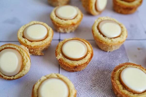 Mini Blondie Bites with White Chocolate Toffifee