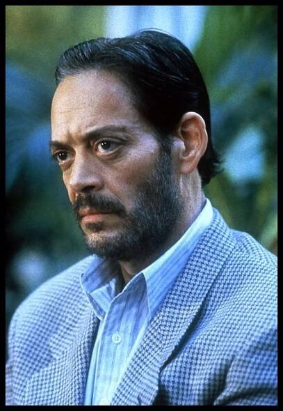FOTO: Raul Julia v jeho posledním filmu nesoucí název Hajzl. V roce 1994 zemřel. – stránka 1