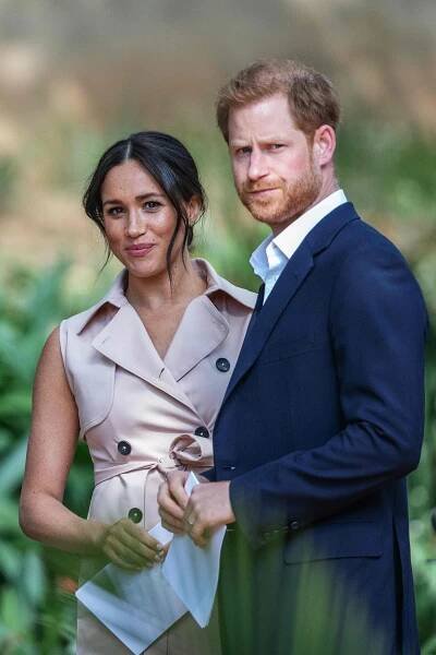 Princ Harry a jeho žena Meghan umějí dokonale přizpůsobit oblečení akci. Jednou jsou uvolnění, jindy zvolí konzervativnější modely.