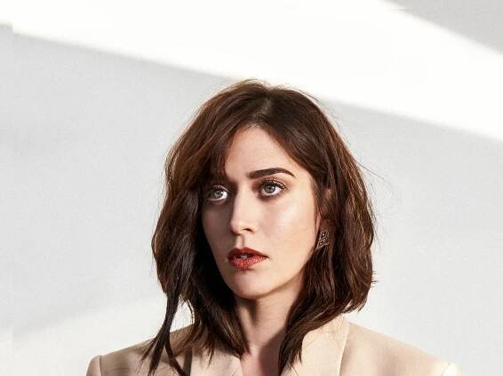 Lizzy Caplan Talks Fatal Attraction, Fleishman, and ‘Nice Guys’