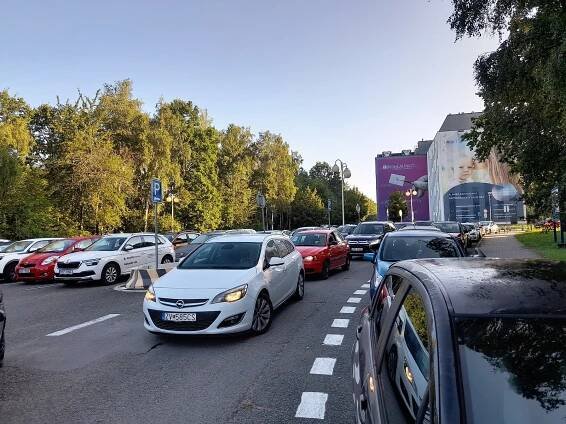Kdy bude líp? Na trávě i na chodnících, parkování ve fakultce v Ostravě je horor