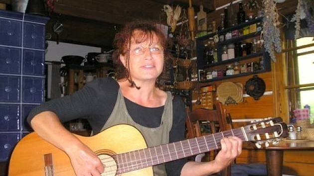 Lenka Filipová nezazpívá, benefiční koncert ale bude