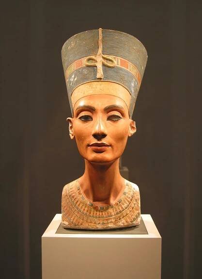 What are the characteristics of Egyptian fashion? - Luxury Splash of Art