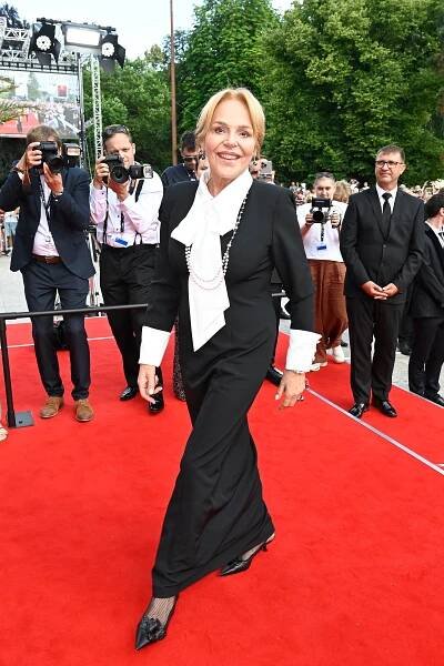 Dagmar Havlová ve Varech: loni trochu kontroverzní „pytel“, letos je královnou strohé elegance. Takhle jí to slušelo!