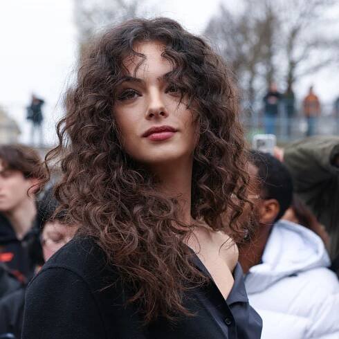 Deva Cassel da Dior ruba la scena in camicia nera e jeans