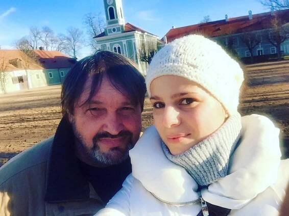 Pooperační foto z nemocnice: Kokta dělá první krůčky a těší se na hrátky s Ornellou