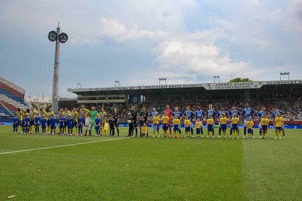 Sparta využila zaváhání Slavie a je první. Plzeň zažila šok, padla na Dukle