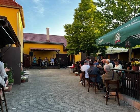 Zahrádka - Restaurace Pod Lipou - Černošice