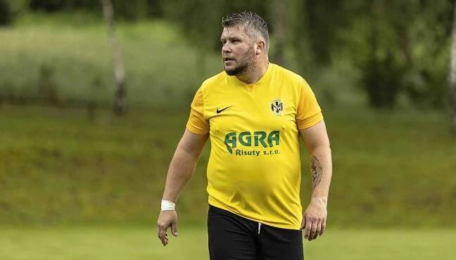 Jedomělice (ve žlutém) porazily doma silné Smečno jasně 4:0 a upevnily si pozici v čele tabulky okresního přeboru. Hrající kouč Martin Janda