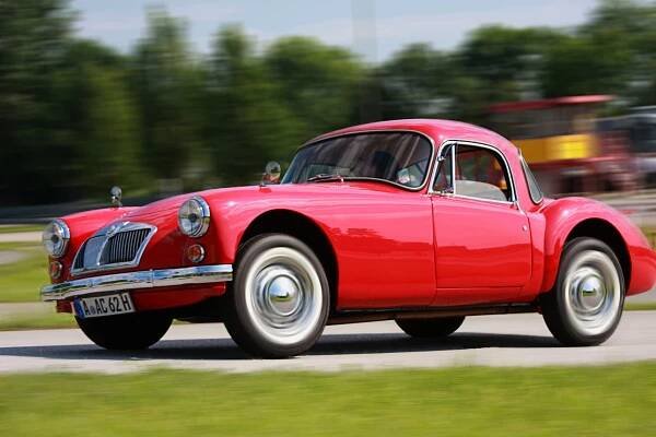 MGA 1600 Coupe MKII, Baujahr 1962, Old vintage garage, Oldtimersammlung, british race cars, Oldtimer