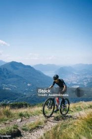 Stock fotografie Sportovec Jezdí Na Horském Elektrokole Na Stezce Nad Horami – stáhnout obrázek nyní