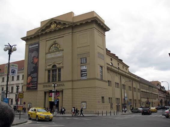 File:046 Dům U Hybernů (Casa dels Irlandesos), actualment teatre Hybernia.jpg