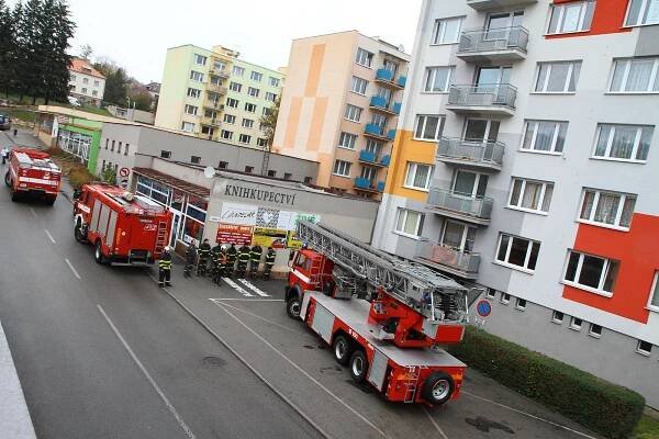 Lidi z věžáku by hasiči dostali pryč po žebříku