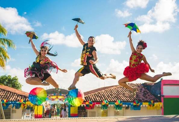 tanečníci skáčou v brazilském karnevalu - karneval v riu - stock snímky, obrázky a fotky