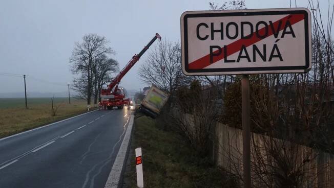 Řidič kamionu ztratil vědomí a havaroval v příkopu