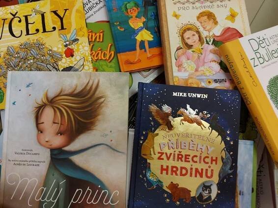 Svatebčané přinesli místo kytek 148 dětských knih
