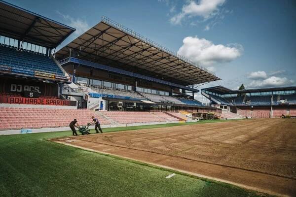 Pražské derby i s travnatými koberci – Stadiony.Blog