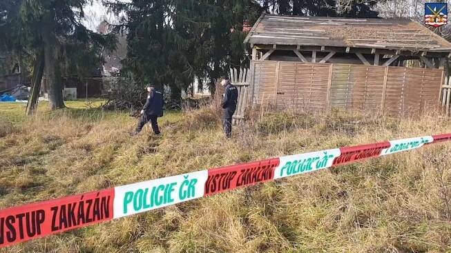 Hledaný muž na Karlovarsku podle starosty zaútočil sekerou na pošťáka kvůli balíčku