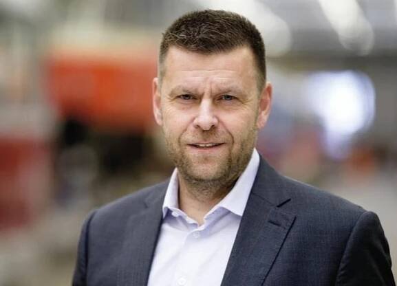 Generální ředitel Dopravního podniku Petr Witowski předložil magistrátu návrh na výběrové řízení za 86 miliard na obnovu vlaků linky C a D. Opozice běsní, protože částku považuje za značně nadsazenou. Mluví o "utržení managementu ze řetězu". 