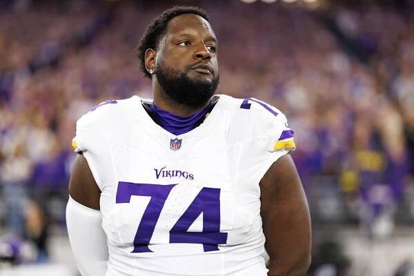 Veteran offensive tackle Cam Robinson joins Texans in free agency