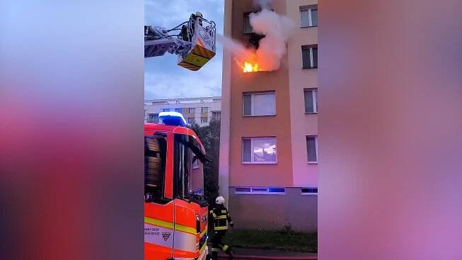 V bytě na hradeckém sídlišti hořelo, uvnitř našli mrtvého muže
