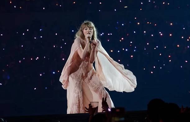Soubor:Taylor Swift Eras Tour - Arlington, TX - Folklore act 3.jpg