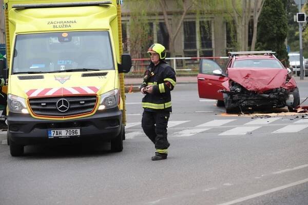 Děsivá nehoda ve Strašnicích: Rozstřelené auto uprostřed křižovatky, další dvě skončila na chodníku!