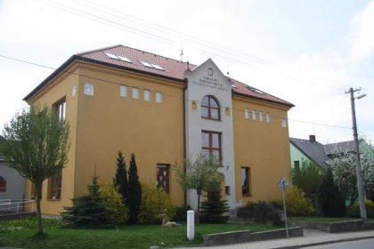 Soubor:Elementary school in Rapotice, Třebíč District.JPG – Wikipedie