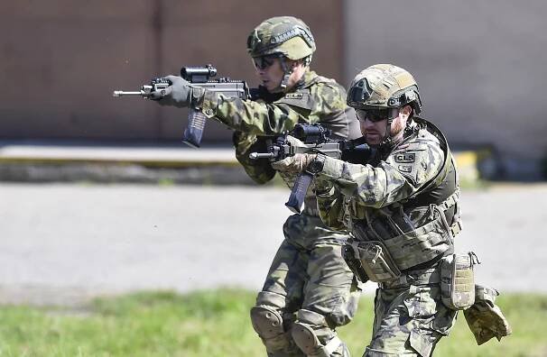 Najít cíl a udeřit! V Náměšti nacvičují vojáci na zemi i na nebi