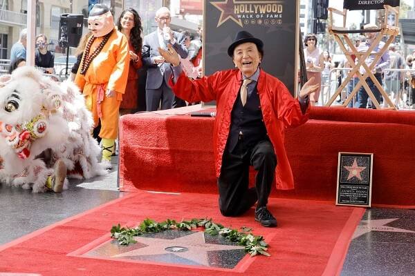 James Hong se účastní jeho hvězdného ceremoniálu na chodníku slávy v Hollywoodu, Tato průkopnická divadla osvětlují asijské příběhy