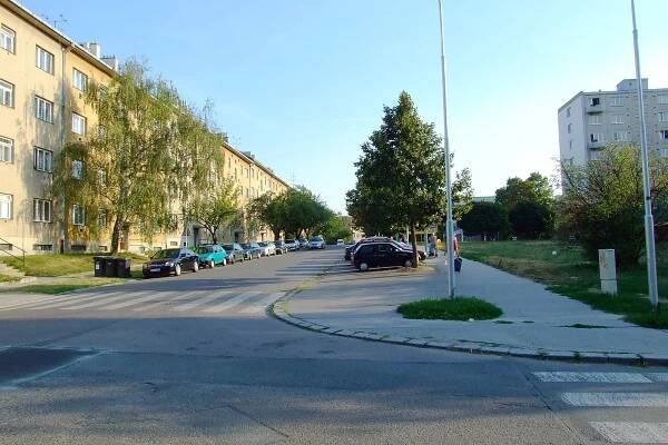 Soubor:Brno-Černá Pole - Janouškova ulice.jpg