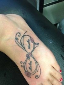 120 tetování se jmény synů
