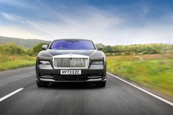 Za volantem elektrického Rolls-Royce. Spectre nešokuje čísly, přesto je výjimečný