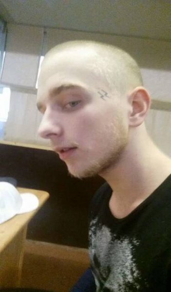 Mordparta Role chlapec z nápravného zařízení selfie