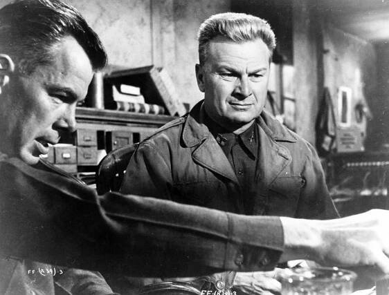 Útok! - Z filmu - Lee Marvin, Eddie Albert