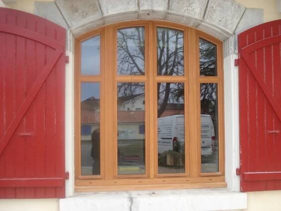 fenêtre cintrée en exotique (mairie de LABATUT)