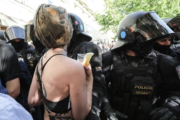 Obrazem: Ortel zpíval, Okamura mluvil, odpůrci SPD hlučeli. A policie zasahovala