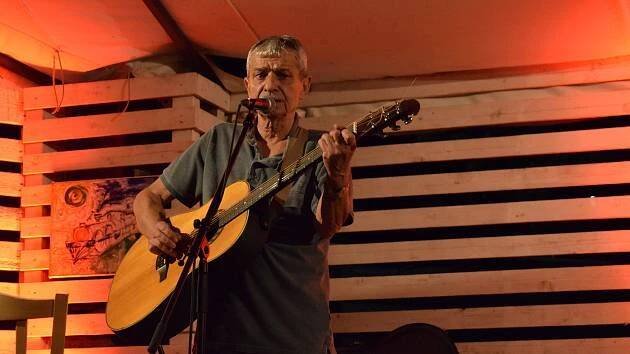 Své písně na Panelce zahrál český folkař Pavel Dobeš a brněnská folkrocková kapela Bokomara.
