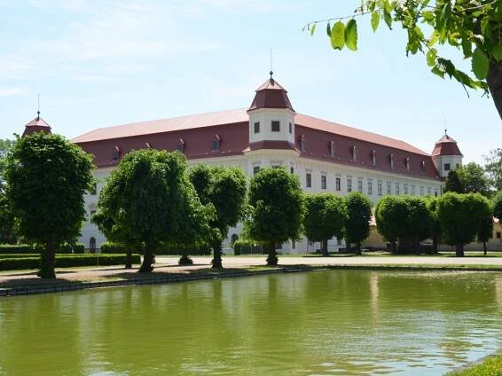 Holešovský zámek získá novou fasádu, vstup, osvětlení i střechu - ZLIN.CZ