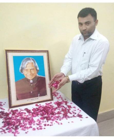 Dr.Syed Mohammad Ali Rizvi, Founder Dr.Abdul Kalam Foundation, U.P. gives him floral tribute