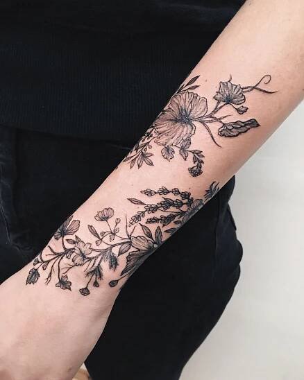 No automatic alt text available. | Antebrazo tatuaje mujeres, Tatuaje de vino, Tatuaje en la muñeca