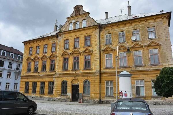 Budova bývalé pošty na náměstí T. G. Masaryka ve Vejprtech.