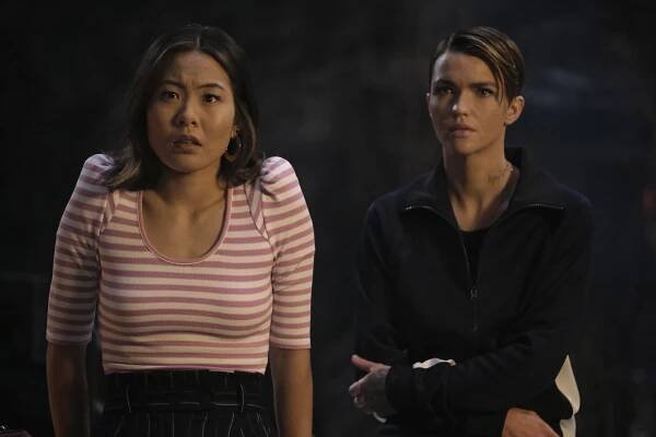Batwoman - Ó, Myšáku! - Z filmu - Nicole Kang, Ruby Rose