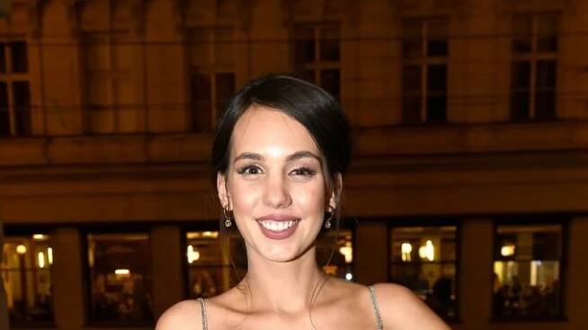 Míša Tomešová mě prostě baví. Přísný stylista slavných Kája Pavlíček pěl při pohledu na hereččinu róbu oslavné ódy | Život