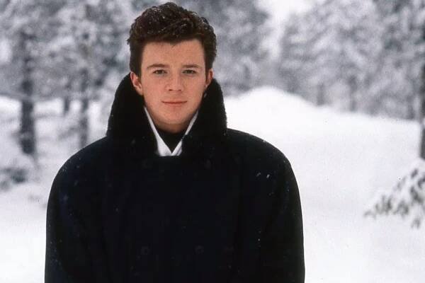 Rick Astley prekvapil fanúšikov! Vypočuj si, ako znie skladba ABCDEFU v jeho prevedení